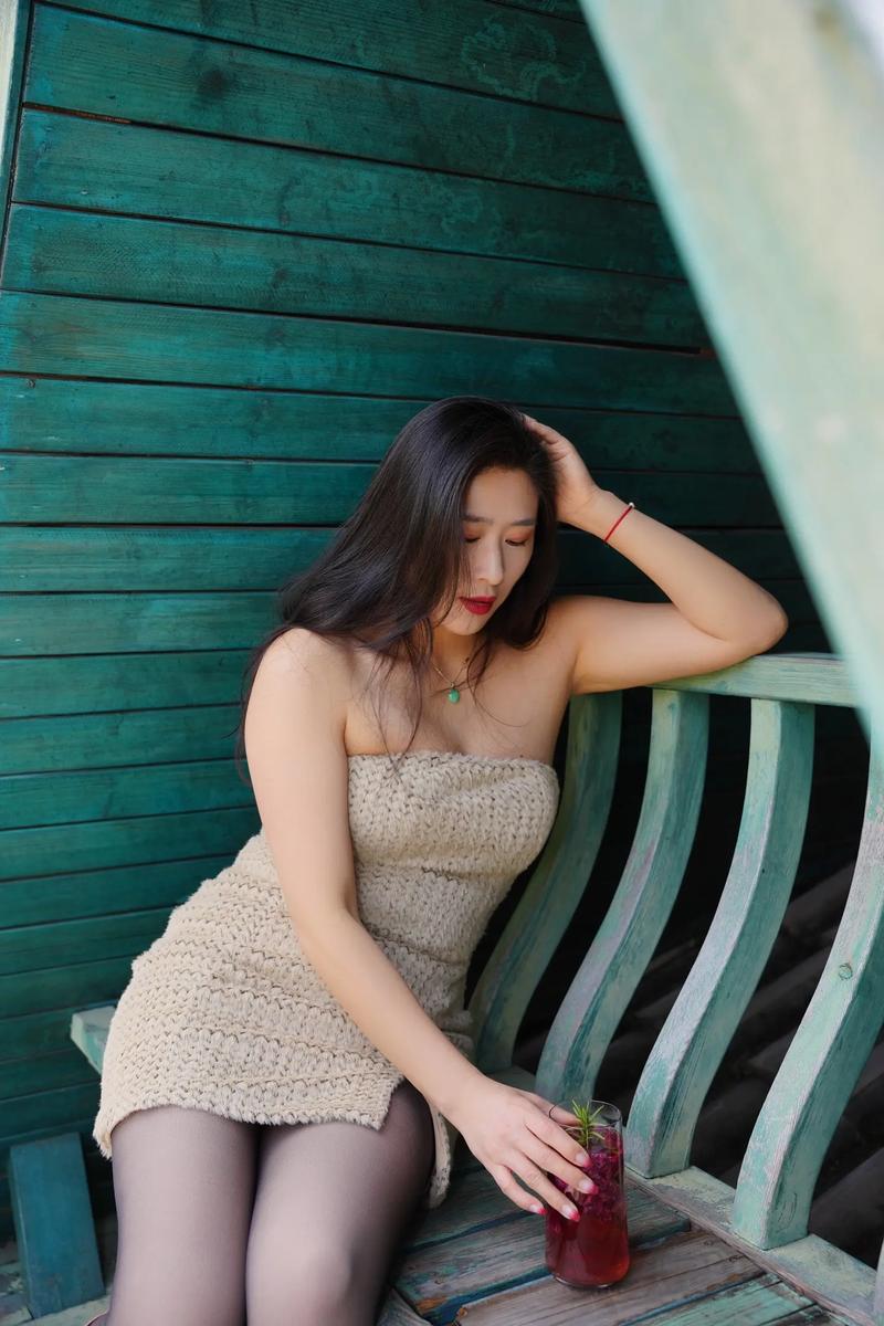 操哭女教师的相关介绍