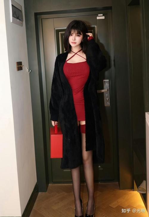 骑操美女教师的相关介绍