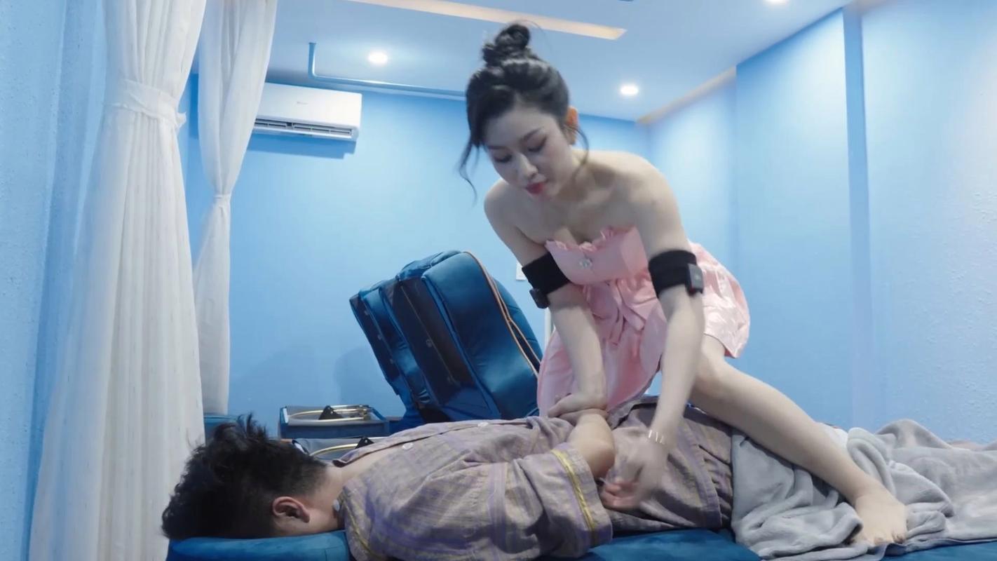 《熟女按摩诱惑电影：深夜疗愈背后的禁忌情感，三位中年女性的温柔陷阱》  
（长尾关键词：熟女按摩诱惑电影、中年女性情感电影、禁忌按摩师题材）