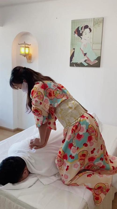 日本四个少妇精油按摩的相关介绍