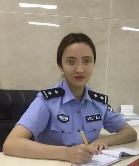 一边亲上面一边摸下面的的相关介绍
