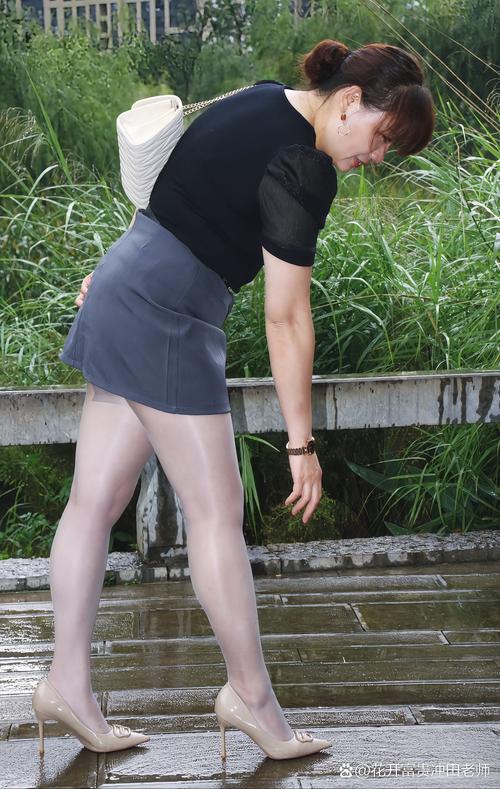 美女老师亲热的相关介绍
